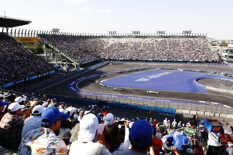 Felix Rosenqvist, Mahindra Racing, Oliver Turvey, NIO Formula E Team, al inicio de la carrera