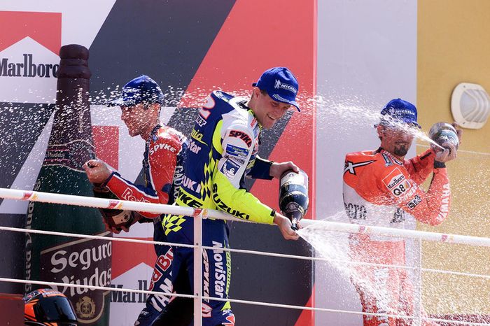 Podio: 1º Garry McCoy, 2º Kenny Roberts, 3º Max Biaggi