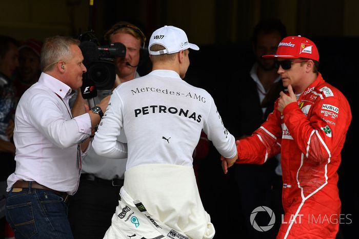 Ganador de la pole Valtteri Bottas, Mercedes AMG F1 celebra con Kimi Raikkonen, Ferrari en parc ferme con Johnny Herbert, Sky TV
