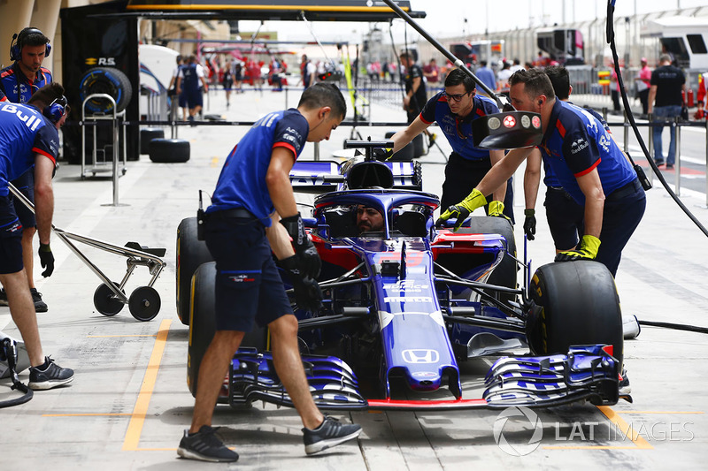 La voiture de Brendon Hartley, Toro Rosso STR13 Honda, pendant des essais d'arrêt au stand