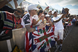 Lewis Hamilton, Mercedes AMG F1, incontra dei fan