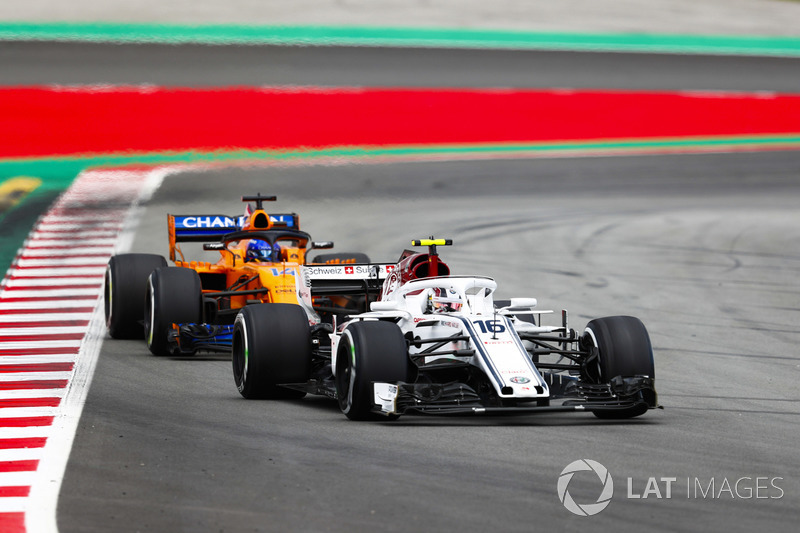 Charles Leclerc, Sauber C37, Fernando Alonso, McLaren MCL33