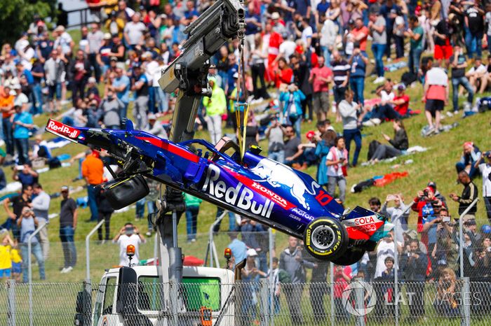El coche dañado de  Pierre Gasly Toro Rosso STR13 es removido