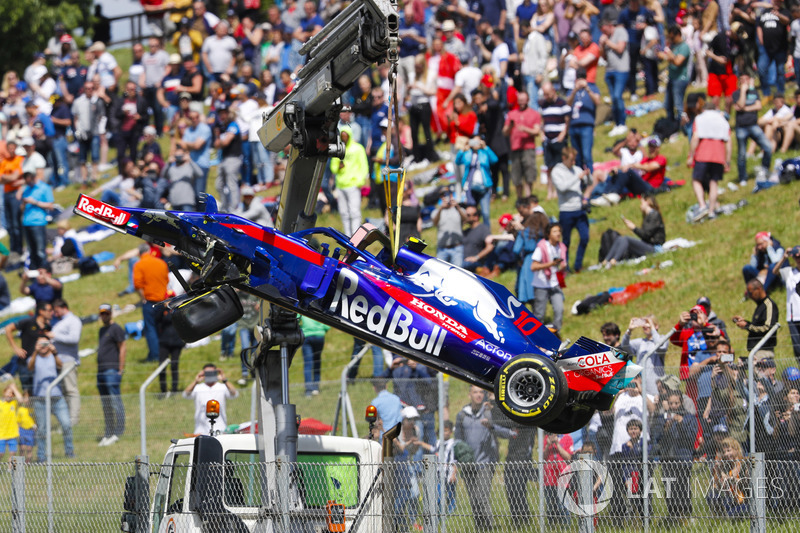 The damaged Pierre Gasly Toro Rosso STR13 is craned off the circuit