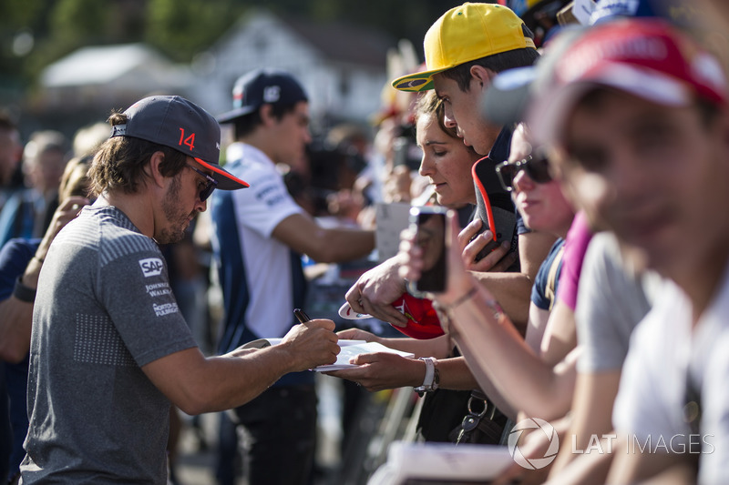 Fernando Alonso, McLaren signs autographs for the fans