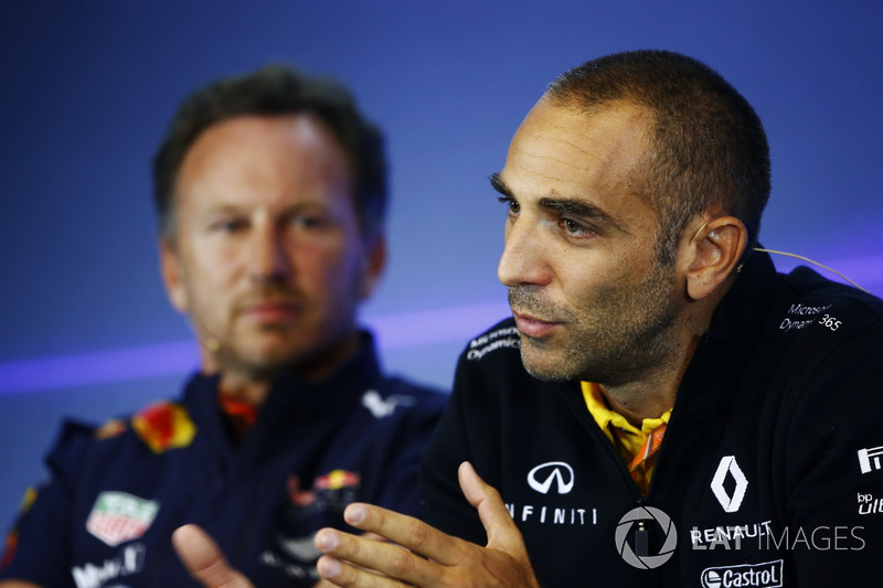 Christian Horner, director del equipo, Red Bull Racing, Cyril Abiteboul, Director General de Renault Sport F1 Team, en la Conferencia de prensa FIA