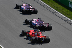 Sergio Perez, Sahara Force India VJM10, Esteban Ocon, Sahara Force India VJM10 et Sebastian Vettel, Ferrari SF70H en lutte