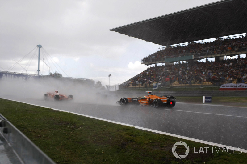 Adrian Sutil, Spyker F8-VII Ferrari, spint voor zijn teamgenoot Markus Winkelhock, Spyker F8-VII Ferrari