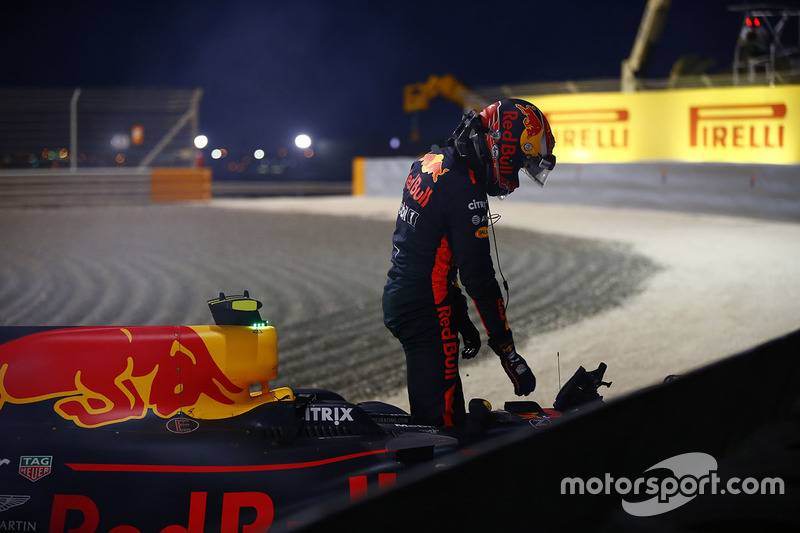 Max Verstappen, Red Bull Racing, descend de sa voiture après son abandon