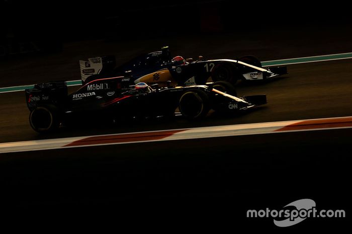 Fernando Alonso, McLaren-Honda, y Felipe Nasr, Sauber C35