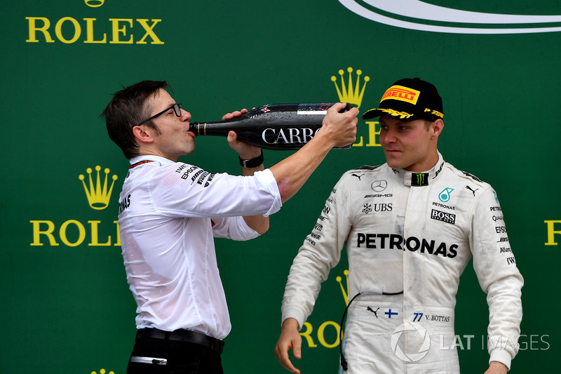 Peter Bonnington, Mercedes AMG F1 ingeniero de carrera y ganador de la carrera Lewis Hamilton, Mercedes AMG F1 celebran en el podio