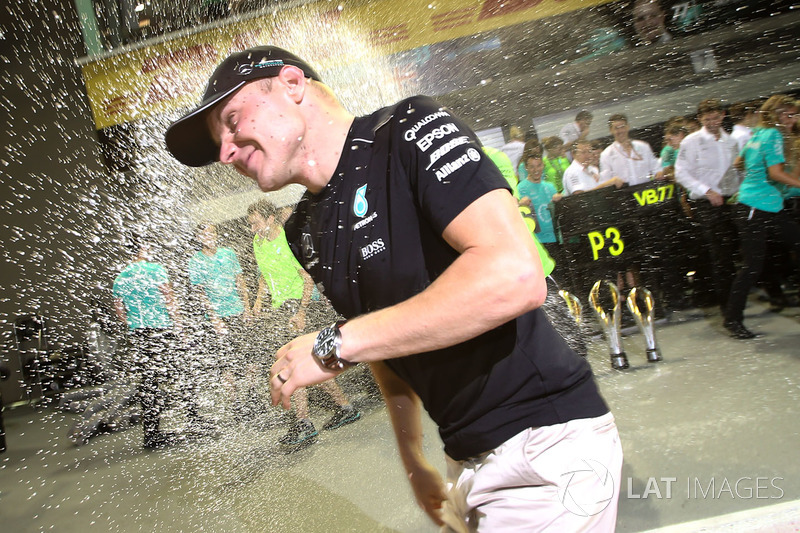 Third place Valtteri Bottas, Mercedes AMG F1 celebrates with the team