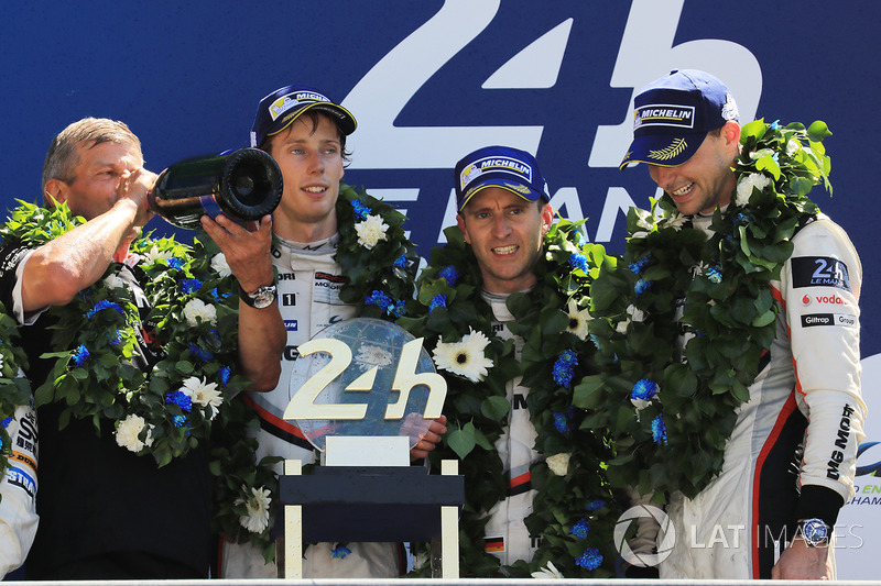 Podio: i vincitori della gara Timo Bernhard, Earl Bamber, Brendon Hartley, Porsche Team, Fritz Enzinger, Capo di Porsche LMP1