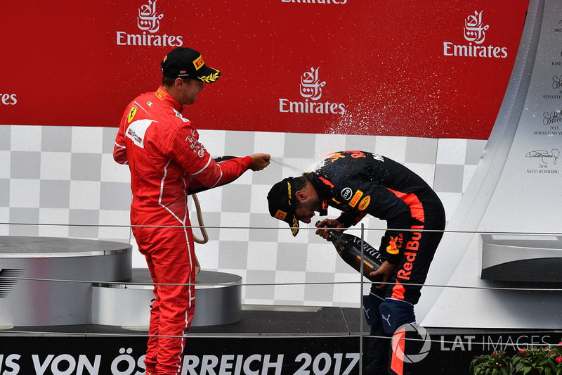 Sebastian Vettel, Ferrari, Daniel Ricciardo, Red Bull Racing celebra