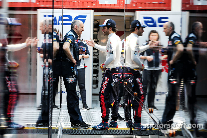 Франц Тост, руководитель Scuderia Toro Rosso и Карлос Сайнс, Scuderia Toro Rosso