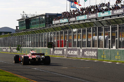 Leader Sebastian Vettel, Ferrari SF70H, receives his pit board, which indicates a 10.4s lead