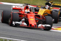 Sebastian Vettel, Ferrari SF70H, leads Nico Hulkenberg, Renault Sport F1 Team RS17