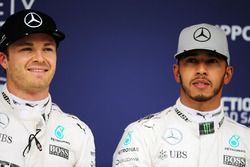 Nico Rosberg, Mercedes AMG F1, segundo con Lewis Hamilton, Mercedes AMG F1, pole en parc ferme