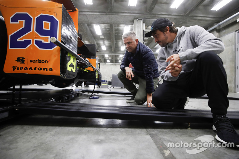 Fernando Alonso, Andretti Autosport Honda, checks the car with Gil de Ferran