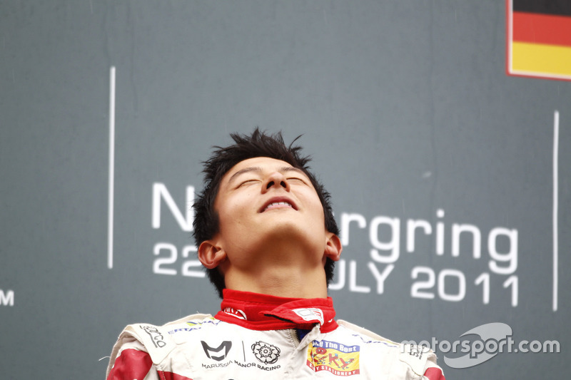 Rio Haryanto dengan khidmat, merayakan kemenangan keduanya di GP3 Jerman 2011