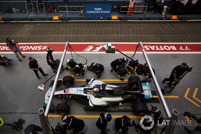 Lewis Hamilton, Mercedes AMG F1 W08, se detiene en la práctica
