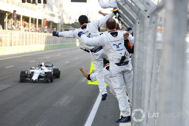 Lance Stroll, Williams FW40, viene salutato dai suoi meccanici alla fine della gara