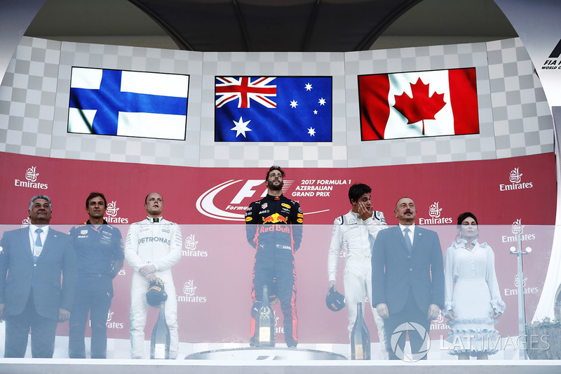 Podio: ganador de la carrera Daniel Ricciardo, Red Bull Racing, segundo lugar Valtteri Bottas, Mercedes AMG F1, y tercer lugar Lance Stroll, Williams con el Presidente de Azerbaiyán y su esposa entregó el trofeo