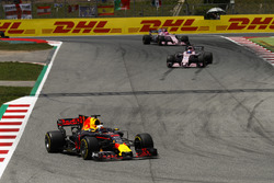 Daniel Ricciardo, Red Bull Racing RB13, Sergio Pérez, Sahara Force India F1 VJM10, Esteban Ocon, Sah