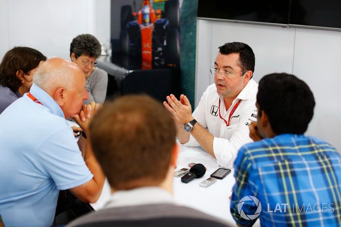 Eric Boullier, director de competición de McLaren, con Adam Cooper, Dieter Rencken, Lawrence Barretto