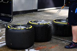 Des pneus Pirelli sont lavés