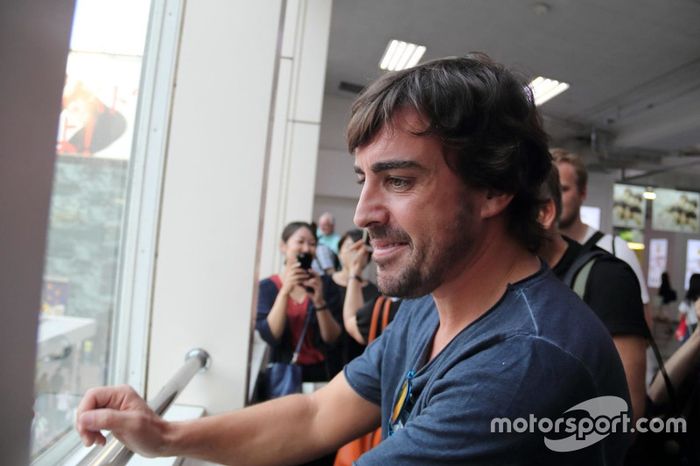 Fernando Alonso observa a sus fans