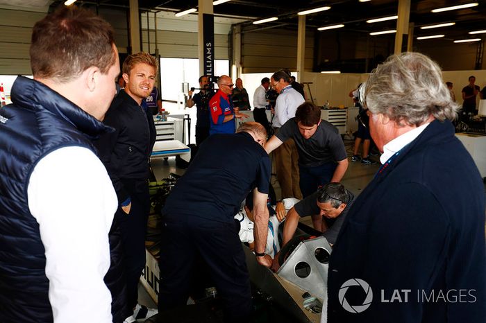 Nico Rosberg y Keke Rosberg miran a Felipe Massa, en el seis ruedas Williams FW08