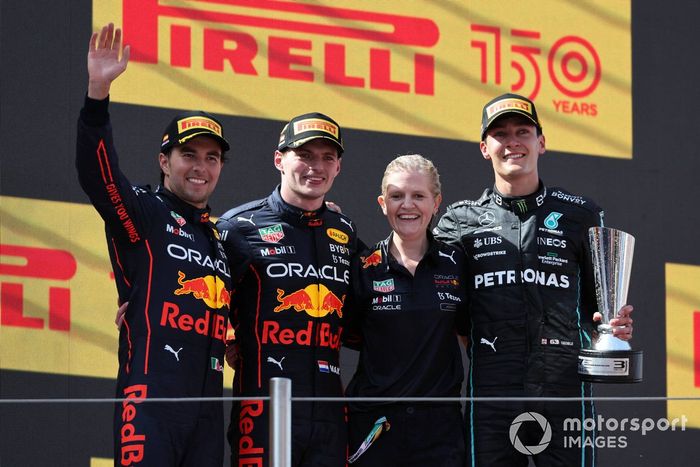 Podio: segundo lugar Sergio Pérez, Red Bull Racing, ganador Max Verstappen, Red Bull Racing, Joanna Fleet, Jefa de RRHH, Red Bull Racing, y tercer lugar George Russell, Mercedes-AMG