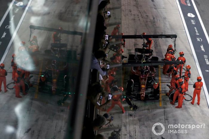 Carlos Sainz, Ferrari F1-75, en boxes