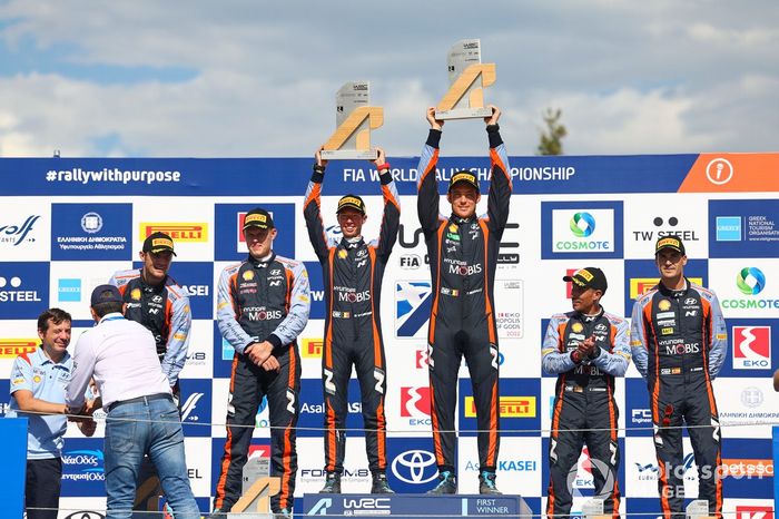 Podio: ganadores Thierry Neuville, Martijn Wydaeghe, Hyundai World Rally Team Hyundai i20 N Rally1, segundo lugar Ott Tanak, Martin Jarveoja, Hyundai World Rally Team Hyundai i20 N Rally1, tercer lugar Dani Sordo, Candido Carrera, Hyundai World Rally Team Hyundai i20 N Rally1.