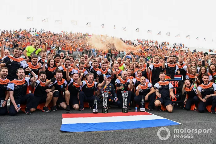 Christian Horner, director del equipo, Red Bull Racing, Max Verstappen, Red Bull Racing, 1ª posición, Adrian Newey, jefe de tecnología, Red Bull Racing, el equipo Red Bull celebra la victoria