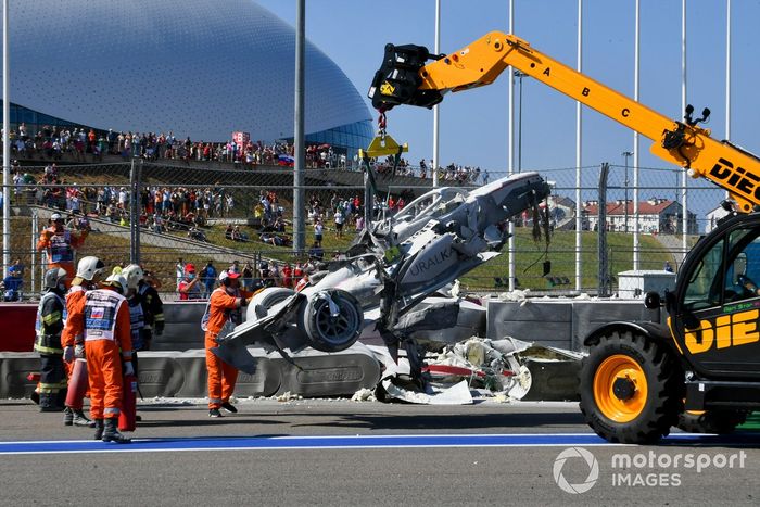 Comisarios con el coche accidentado de Luca Ghiotto, Hitech Grand Prix tras el toque con Jack Aitken, Campos Racing 