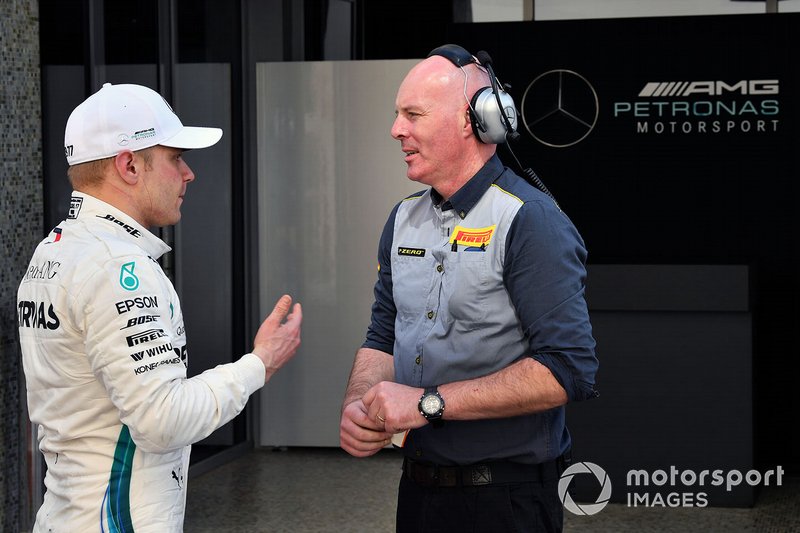 Valtteri Bottas, Mercedes AMG F1 con un ingegnere Pirelli