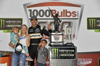 Race winner Aric Almirola, Stewart-Haas Racing, Ford Fusion Smithfield Bacon for Life