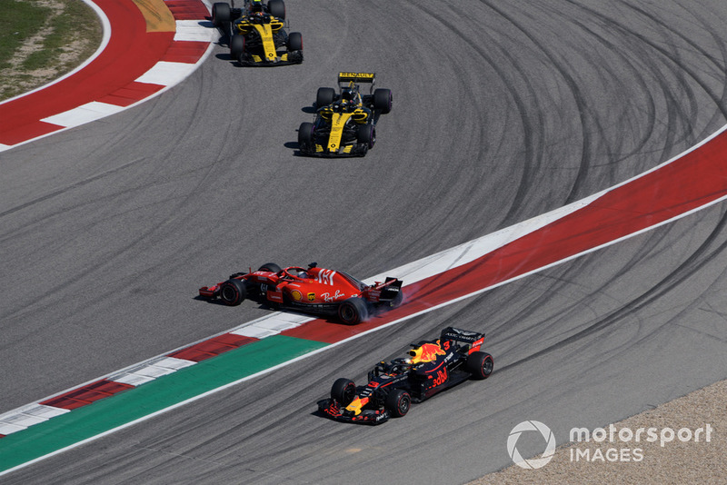 Sebastian Vettel, Ferrari SF71H and Daniel Ricciardo, Red Bull Racing RB14 clash on lap one