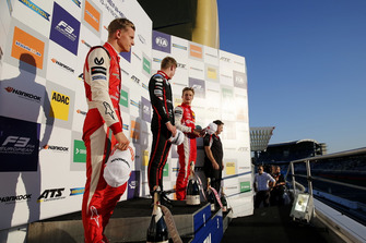 Podyum: Yarış galibi Jüri Vips, Motopark Dallara F317 - Volkswagen, şampiyon Mick Schumacher, PREMA Theodore Racing Dallara F317 - Mercedes-Benz, 3. Ralf Aron, PREMA Theodore Racing Dallara F317 - Mercedes-Benz