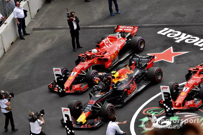 Sebastian Vettel, Ferrari SF71H y Max Verstappen, Red Bull Racing RB14 en Parc Ferme 