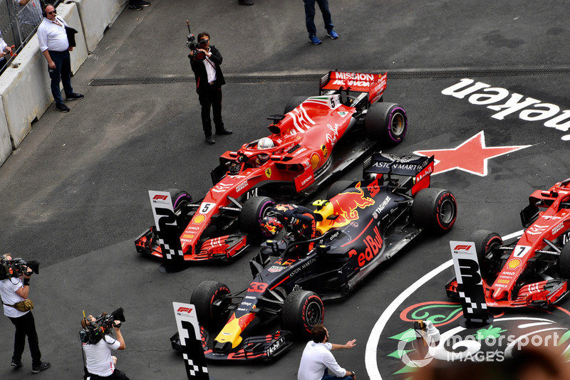 Sebastian Vettel, Ferrari SF71H y Max Verstappen, Red Bull Racing RB14 en Parc Ferme
