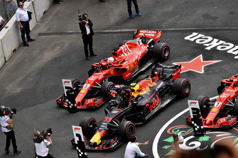 Sebastian Vettel, Ferrari SF71H e Max Verstappen, Red Bull Racing RB14, nel parco chiuso