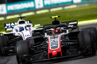 Kevin Magnussen, Haas F1 Team VF-18, devant Lance Stroll, Williams FW41