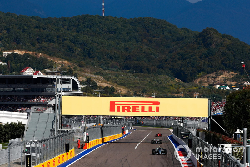 Valtteri Bottas, Mercedes AMG F1 W09, precede Lewis Hamilton, Mercedes AMG F1 W09, e Sebastian Vettel, Ferrari SF71H