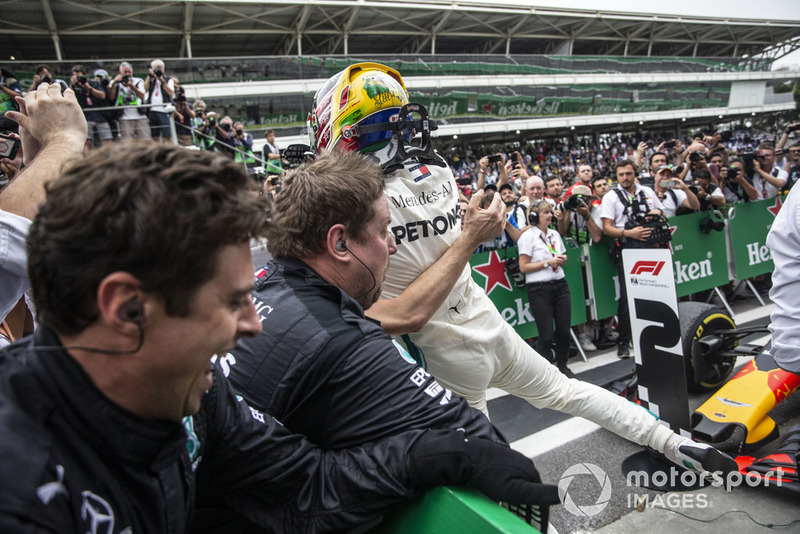 Победитель Льюис Хэмилтон, Mercedes AMG F1; поваленные ограждения