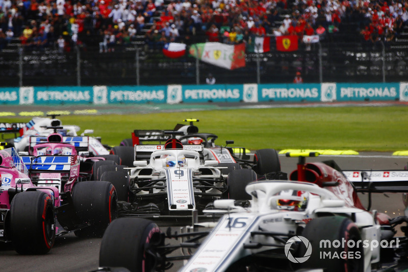 Marcus Ericsson, Sauber C37, and Esteban Ocon, Racing Point Force India VJM11, collide on the first lap