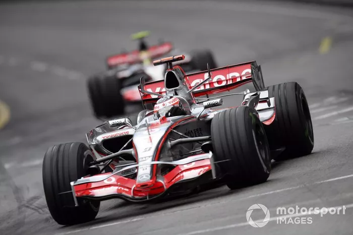 Fernando Alonso, McLaren MP4-22, y Lewis Hamilton, McLaren MP4-22