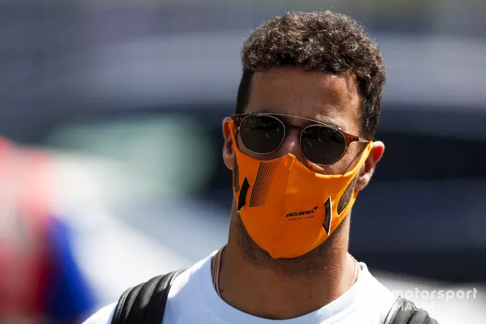 Daniel Ricciardo, McLaren, llega al circuito